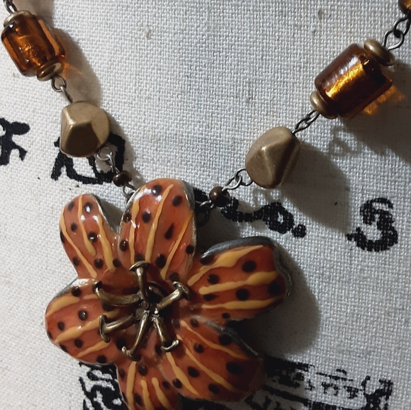 NEW LARGE METAL FLOWER PENDANT W/LARGE BEADED NECKLACE CHAIN RUST ORANGE PERFECT - Picture 3 of 3